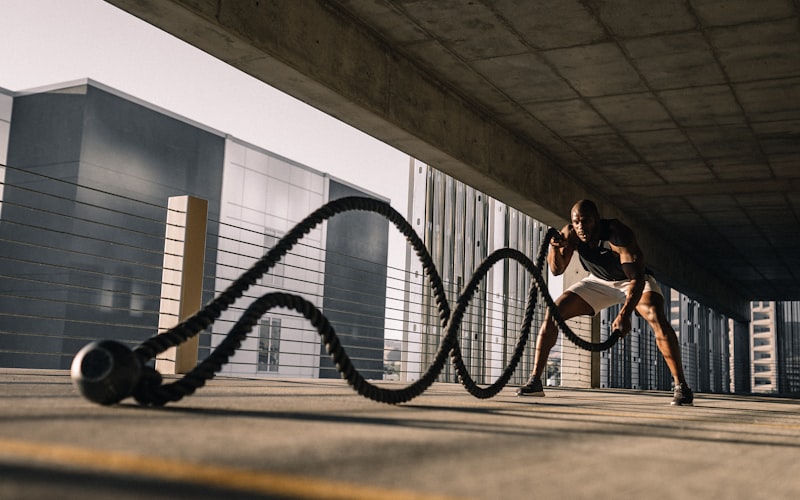 一位老人在社区空地上专注地打着太极拳，动作行云流水